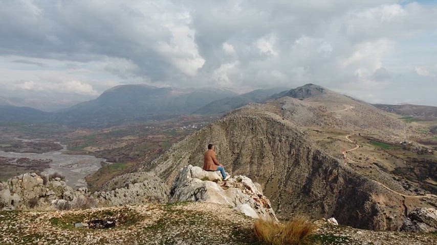 Adıyaman'daki Arsemia Antik Kenti çevresinde yer alan etkileyici dağ sırtları ve vadilerin drone ile çekilmiş panoramik görüntüsü. Tarihi Kommagene bölgesinin doğal güzelliklerini yansıtan sinematik hava çekimi.