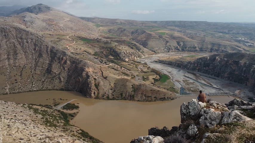 Kayalık zirveler, geniş vadiler ve uzak dağ silsilelerini gösteren profesyonel drone görüntüsü. Arsemia çevresindeki eşsiz doğal peyzajı havadan keşfetme fırsatı sunar.