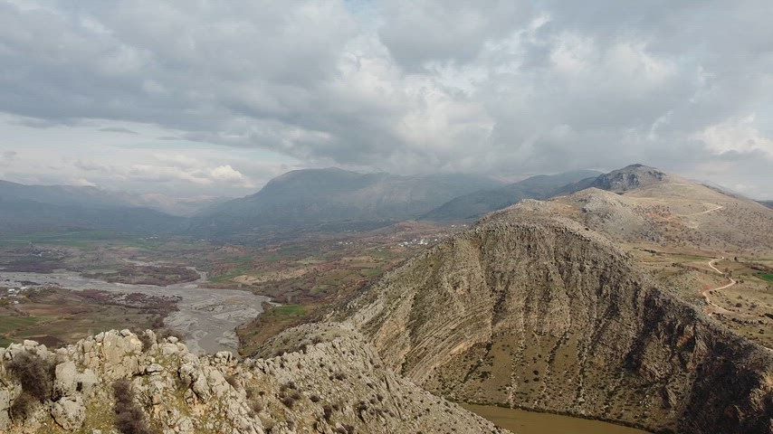 Arsemia Antik Kenti yakınlarındaki kayalık yamaçlar ve sarp dağ sırtları üzerinde gerçekleştirilen sinematik drone uçuşu. Tarih ve doğanın birleştiği etkileyici bir manzara sunar.