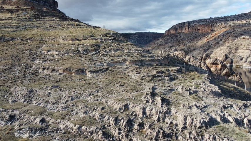 Drone ile çekilmiş bu görüntülerde Eğil Baraj Gölü'nün kıvrımlı yapısı, dik kayalıklar ve sakin su yüzeyi detaylı şekilde görülmektedir.