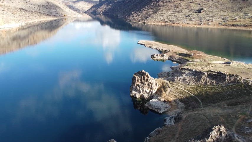 Dicle havzası içinde yer alan kırsal doğa ve baraj gölünün geniş açı drone görüntüleri. Doğal yaşam ve insan etkisinden uzak alanlar gösterilmektedir.