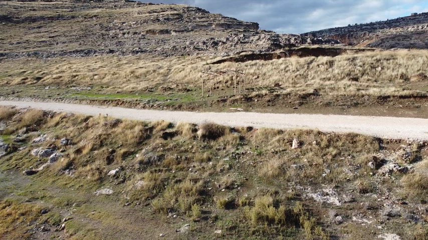 Eğil kanyon formasyonu ve çevresindeki doğal yapıların geniş açı görüntüsü.