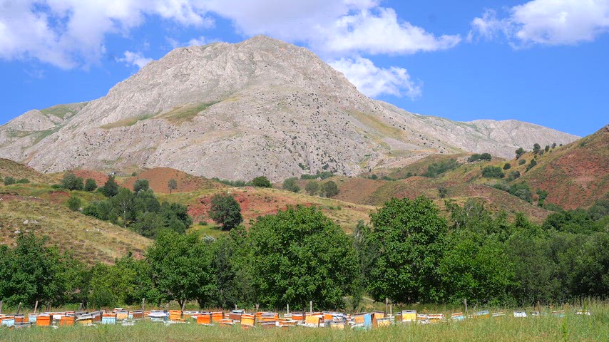 Dersim bölgesindeki yüksek dağlar, geniş vadiler ve açık mavi gökyüzüyle etkileyici bir doğal panorama sunuyor.