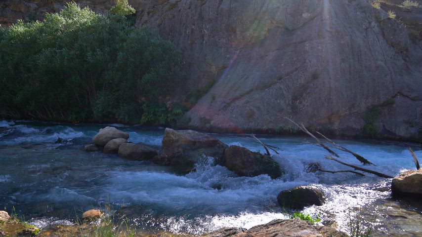 Munzur Gözeleri, Dersim'in muazzam doğasında, Munzur Dağları'nın eteklerinde gizli bir cennet gibi yer alır.  Dağlardan beslenen temiz ve güçlü suyun doğal yatağındaki akışı, büyülü bir şekilde kendini sergiler.
