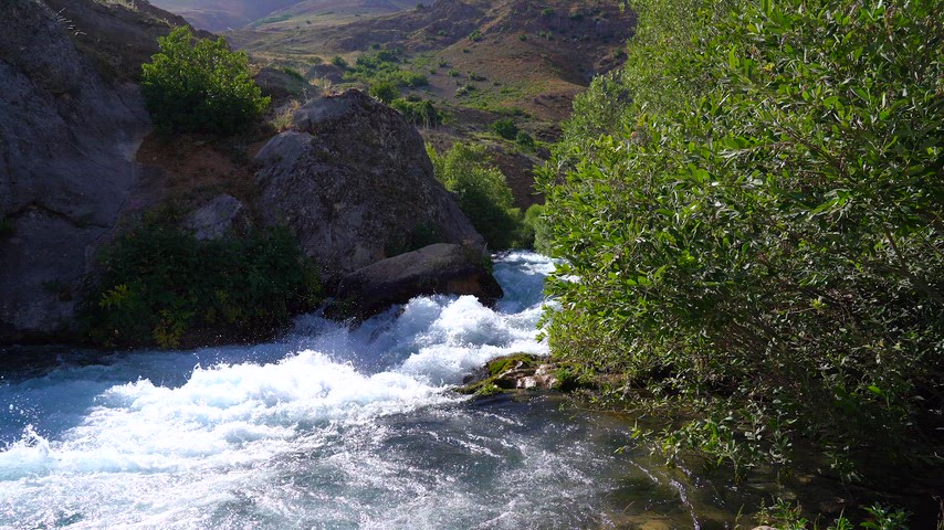 Munzur Gözeleri, Dersim'in muazzam doğasında, Munzur Dağları'nın eteklerinde gizli bir cennet gibi yer alır. Yoğun bitki örtüsü ve büyük kayalar arasında akan berrak ve soğuk suları ile kalıcı doğaya hayat verir.