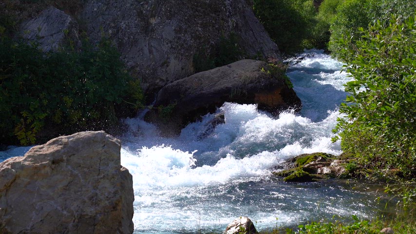 Vadinin ortasında hızla akan dağ nehri ve kayalık doğal çevreyi gösteren etkileyici görüntüler.
Munzur Gözeleri, Dersim'in muazzam doğasında, Munzur Dağları'nın eteklerinde gizli bir cennet gibi yer alır.