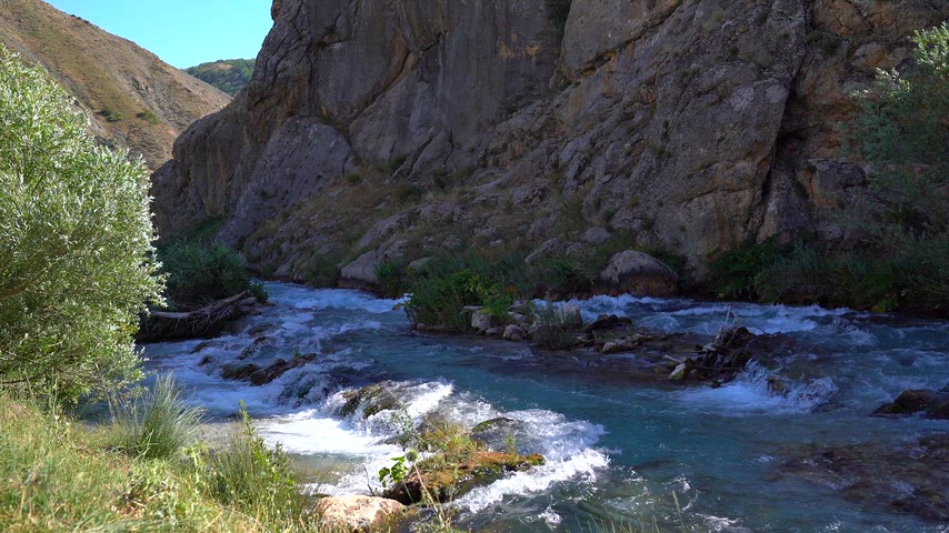 Dersim'in doğal güzelliklerini yansıtan Munzur Çayı'nın berrak suları, kayalık vadiler ve yemyeşil ağaçlarla çevrili huzurlu bir doğa manzarası sunuyor.