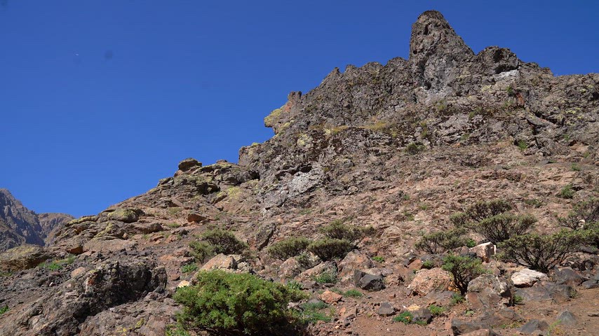 Dersim'in muazzam doğasında, Munzur Dağları büyülü bir şekilde kendini sergiler. Yüksek kayalıklar ve doğal bitki örtüsüyle dikkat çeken dağ manzarası.