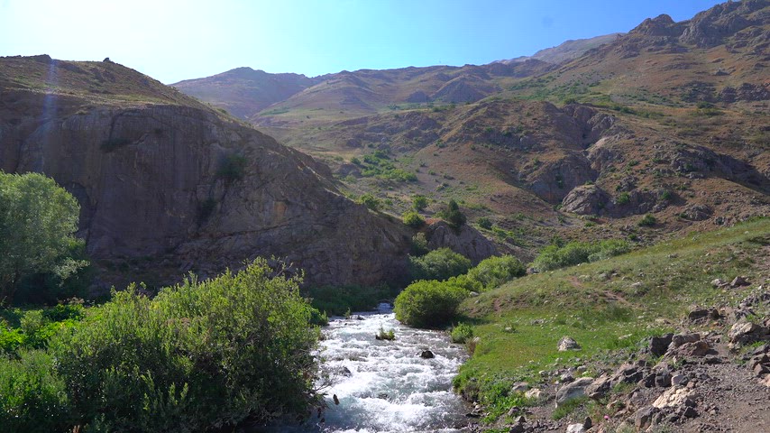 Munzur Gözeleri, Dersim'in muazzam doğasında, Munzur Dağları'nın eteklerinde gizli bir cennet gibi yer alır. Munzur Çayı'nın doğal akışı ve çevresindeki bozulmamış doğa.