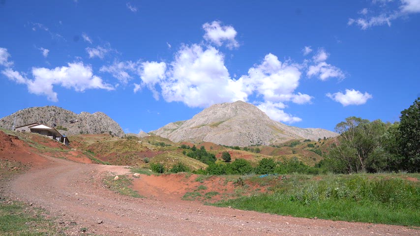 Munzur Dağları, gökyüzüne yükselen kayalık zirveleri, geniş vadileri ve doğal bitki örtüsüyle dört mevsim büyüleyici bir panorama sunuyor.