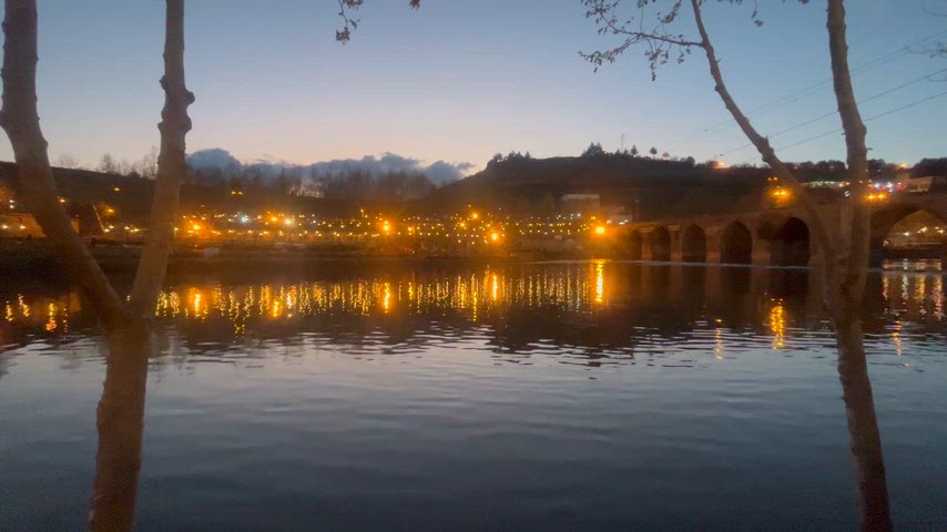 Diyarbakır’da bulunan ongözlü köprünün Dicle suyu ile gece renk cümbüşü.