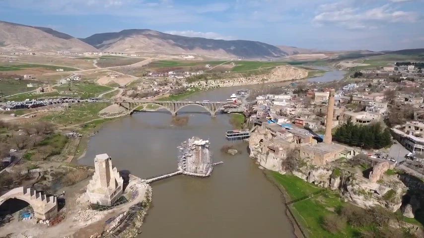 görüntüleri. Dicle Nehri boyunca uzanan tarihi yerleşim alanları, taş yapılar ve kayalara oyulmuş yaşam alanları bu arşiv niteliğindeki görüntülerde bir araya geliyor.