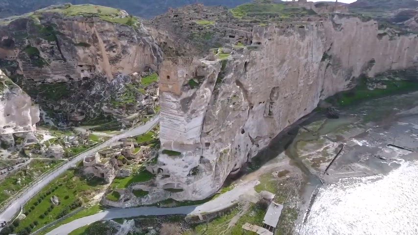 Drone perspektifiyle görüntülenen Hasankeyf; kayalara oyulmuş yapıları, tarihi yerleşim alanları ve Dicle Vadisi ile birlikte Anadolu'nun önemli kültürel miras alanlarından birini gözler önüne seriyor.