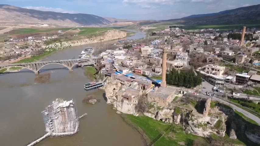 Kayalar Kenti” olarak da anılırdı. Ancak tüm bu zenginlikler, 2020 yılında Ilısu Barajı'nın su taşımasıyla büyük ölçüde yok oldu. Sular altında saklanan önceki Hasankeyf, insanlığın çağına tanıklık eden bir hazine olarak, şimdi sadece anılarda ve eski fotoğraflarda yaşıyor.