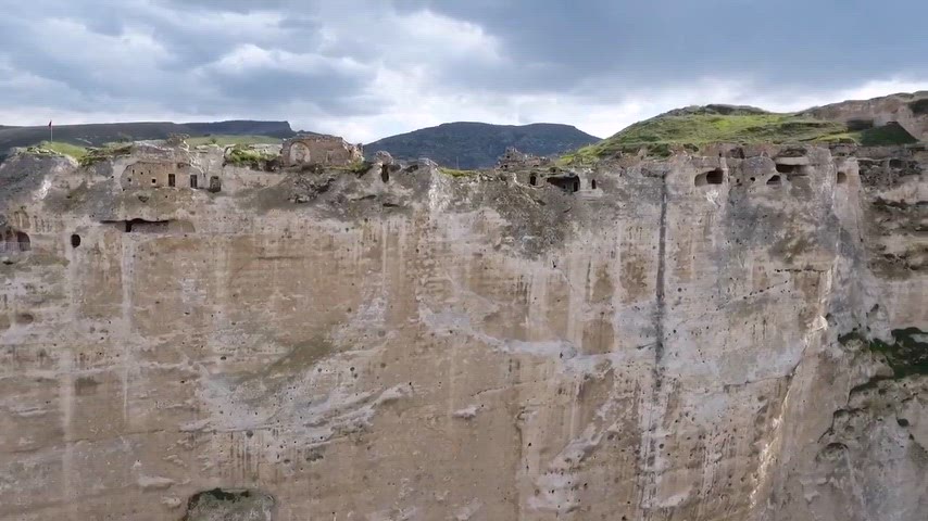 Kayalardan oyulmuş mağaraları, tarihi kalıntıları ve mimari eserleriyle “Mağaralar Şehri” ya da “Kayalar Kenti” olarak da anılırdı. Ancak tüm bu zenginlikler, 2020 yılında Ilısu Barajı'nın su taşımasıyla büyük ölçüde yok oldu.