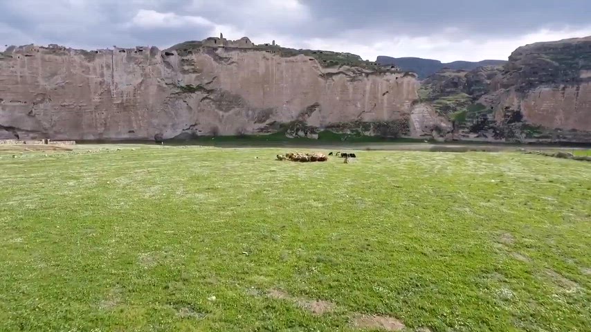 Sular altında saklanan önceki Hasankeyf, insanlığın çağına tanıklık eden bir hazine olarak, şimdi sadece anılarda ve eski fotoğraflarda yaşıyor.