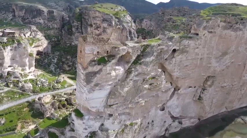 Dicle Nehri boyunca şekillenen Hasankeyf'in tarihi dokusu, taş yapıları ve doğal coğrafyası drone perspektifiyle kayıt altına alınmıştır.