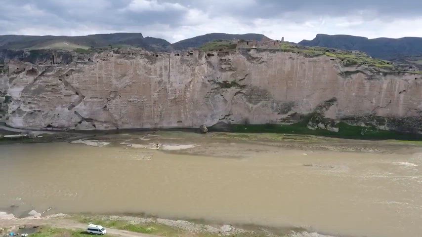 Dicle Nehri'nin kıyısında yüzyıllar boyunca varlığını sürdüren Hasankeyf'in tarihi dokusunu yansıtan yüksek çözünürlüklü drone görüntüsü. Doğal çevre ile tarihî mimarinin uyumunu gösteren bu kayıt, belgesel, akademik çalışma ve kültür projeleri için değerli bir görsel arşiv sunmaktadır.