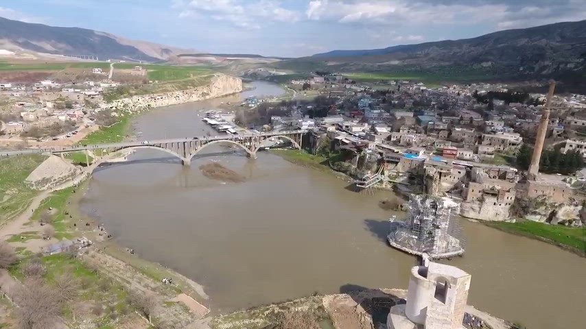 Drone perspektifiyle görüntülenen Hasankeyf; kayalara oyulmuş yapıları, tarihi yerleşim alanları ve Dicle Vadisi ile birlikte Anadolu'nun önemli kültürel miras alanlarından birini gözler önüne seriyor.