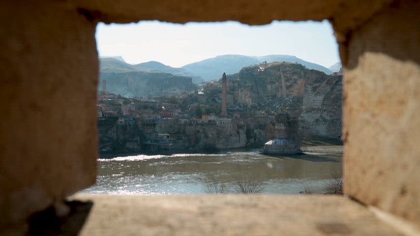 Mezopotamya'nın önemli tarihi yerleşimlerinden biri olan Hasankeyf'in doğal ve kültürel dokusunu yansıtan drone görüntüsü. Dicle Nehri, kayalık yamaçlar ve tarihi yapılar aynı karede buluşarak etkileyici bir tarih atmosferi oluşturuyor.