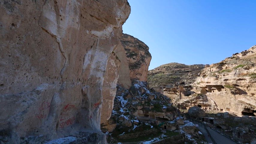 Hasankeyf'in taş mimarisi ve kayalık yamaçlara yayılan tarihi yerleşim alanları, geçmişten günümüze uzanan kültürel mirası gözler önüne seriyor.