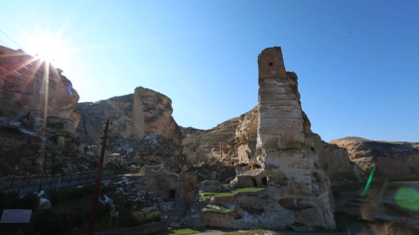 Hasankeyf'in kayalara oyulmuş yerleşim alanları ve tarihi taş yapıları, bölgenin zengin kültürel geçmişini yansıtan etkileyici görüntüler sunuyor.