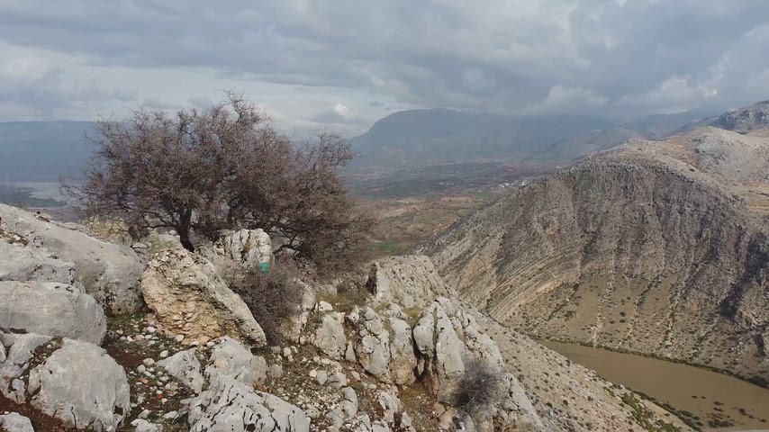 Tarihin önemli yerleşimlerinden Arsemia'nın bulunduğu dağlık coğrafya, drone çekimiyle geniş açıdan görüntülenmiştir.