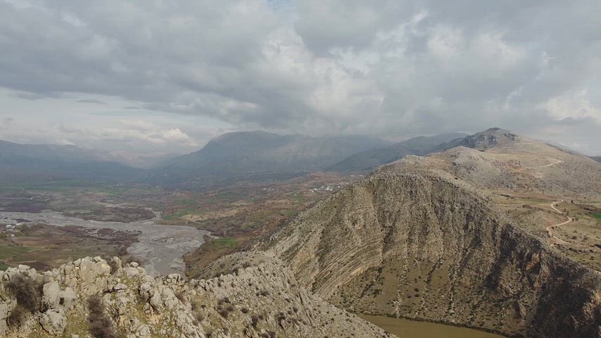 Arsemia Antik Kenti'nin çevresindeki doğal vadiler ve dağlık alanlar, tarih boyunca şekillenen kültürel peyzajı yansıtan etkileyici görüntüler sunuyor.