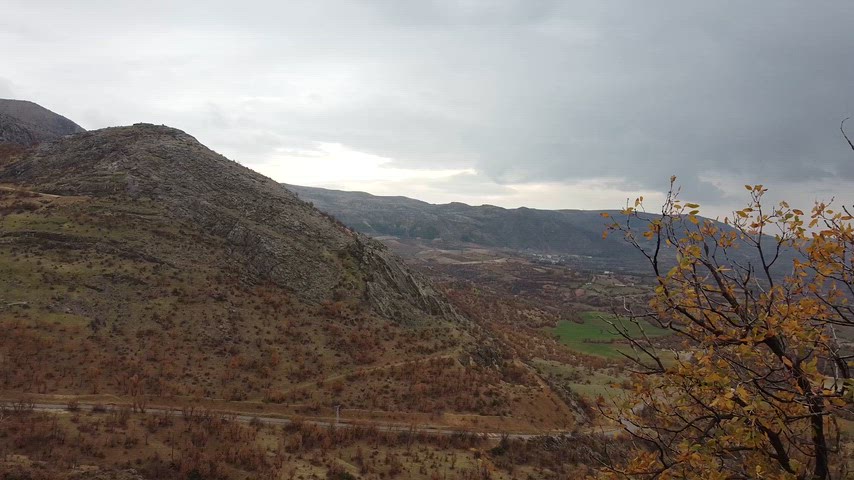 Drone ile çekilen panoramik görüntü, dağların zirvesinden uzanan vadileri ve doğal topoğrafyayı etkileyici ayrıntılarla kayıt altına alıyor.