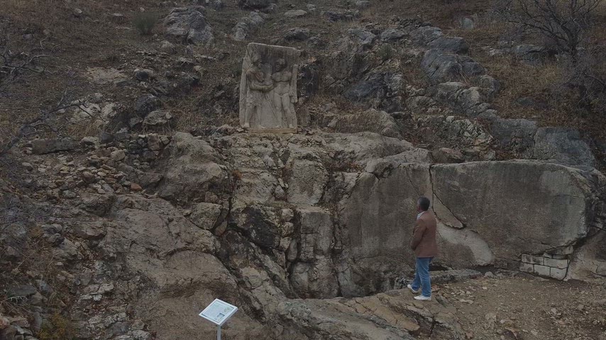Yaklaşık iki bin yıl önce kayalara işlenen bu eşsiz rölyef, antik Anadolu'nun siyasi ve kültürel mirasını günümüze taşıyan en önemli arkeolojik eserlerden biridir.