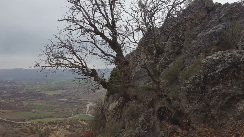 Drone perspektifiyle görüntülenen Arsemia çevresi; kayalık tepeleri, doğal vadileri ve tarihî atmosferiyle Kommagene uygarlığının izlerini taşıyan etkileyici bir manzara sunuyor.