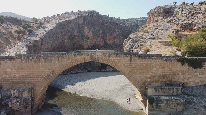Cendere Çayı üzerinde yükselen tarihi Cendere Köprüsü, Roma döneminin taş işçiliğini günümüze taşıyan eşsiz yapılardan biridir. Drone ile kaydedilen bu görüntü tarih, kültür ve seyahat projeleri için güçlü bir görsel arşiv sunmaktadır.