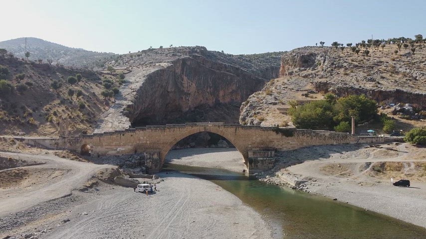 Yaklaşık iki bin yıllık geçmişiyle Cendere Köprüsü, Roma mühendisliğinin bölgedeki en önemli örneklerinden biridir.