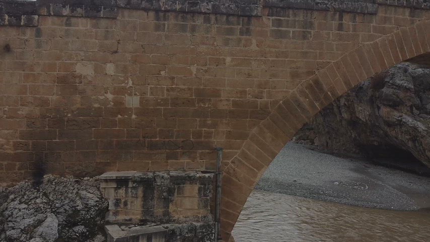 Kahta ilçesinin en önemli tarihî yapılarından biri olan Cendere Köprüsü, Roma döneminden günümüze ulaşan mimari mirası gözler önüne seriyor.