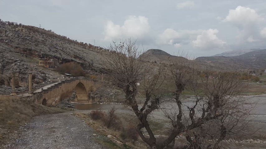 Tek kemerli taş yapısıyla dikkat çeken Cendere Köprüsü, Roma döneminin mühendislik anlayışını günümüze taşıyan etkileyici bir kültür mirasıdır.