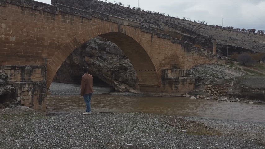 Drone ile çekilen bu sinematik görüntü, Cendere Köprüsü'nün kemerli taş mimarisini ve çevresindeki doğal vadileri etkileyici bir açıyla sunuyor.