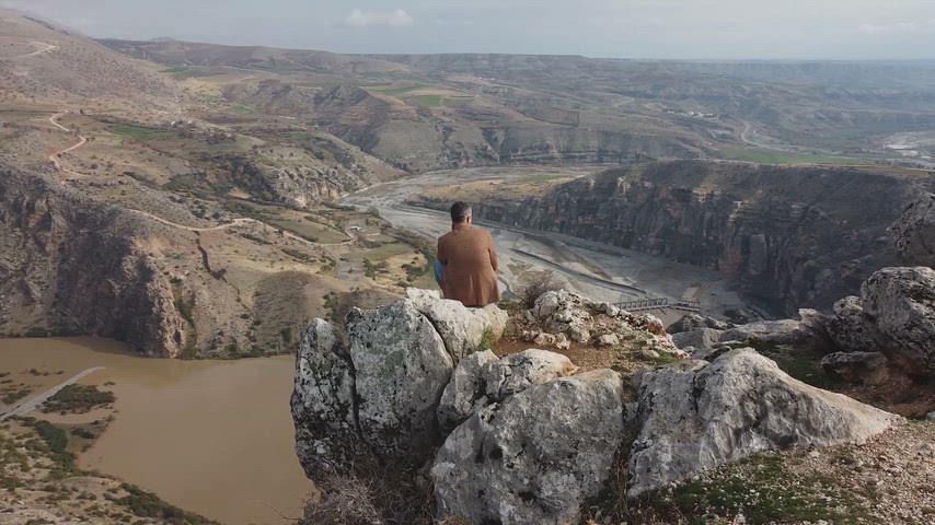Adıyaman Arsemia Antik Kenti çevresindeki kayalık yapıların, Kahta Vadisi ve tarım arazalarıyla birlikte drone ile çekilmiş panoramik görüntüsü.