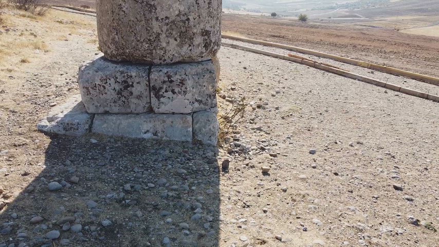 Adıyaman'ın Kahta ilçesindeki Karakuş Tümülüsü'nde bulunan tarihi kartal sütununun drone ile çekilmiş yakın plan görüntüsü. Kommagene Krallığı dönemine ait önemli arkeolojik miras alanlarından biridir.