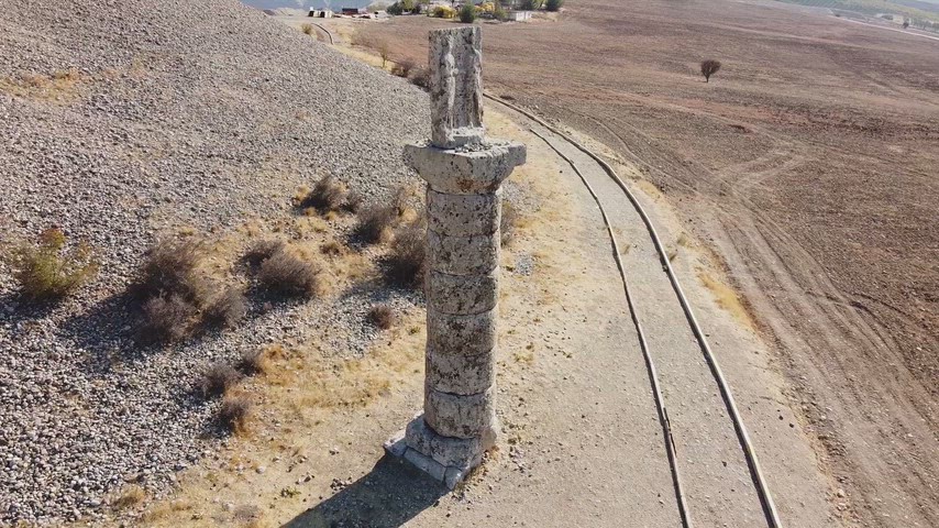 Adıyaman'ın Kahta ilçesinde bulunan Karakuş Tümülüsü'ndeki kabartmalı taş anıt sütunu drone ile yakın açıdan görüntülenmiştir. Kommagene Krallığı dönemine ait bu tarihi eser, bölgenin önemli arkeolojik mirasları arasında yer almaktadır.