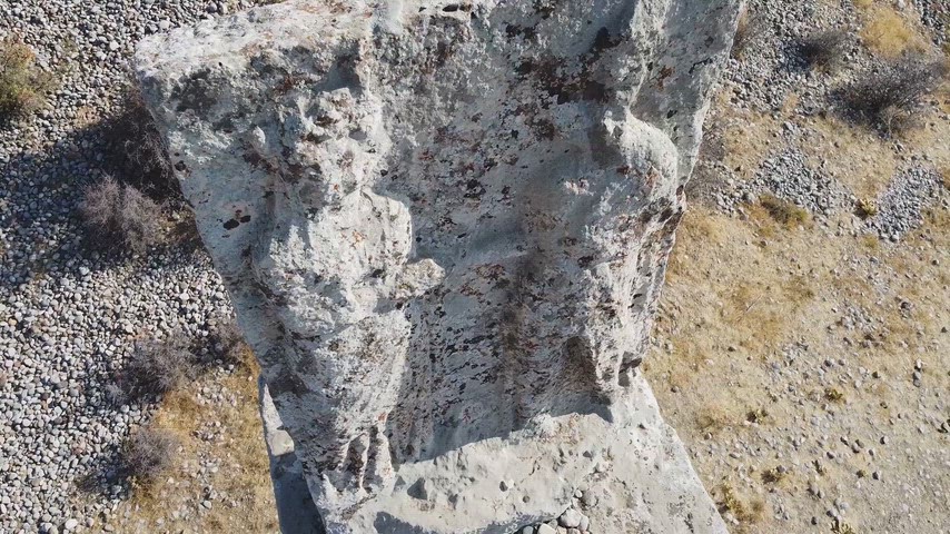 Adıyaman Arsemia Antik Kenti'nde bulunan Kommagene Krallığı dönemine ait tarihi kabartmalı taş sütunun drone ile çekilmiş yakın plan görüntüsü.