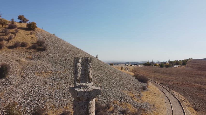 Adıyaman'ın Kahta ilçesinde bulunan Karakuş Tümülüsü'ndeki Tokalaşma Steli, Kommagene Kralı II. Mithridates ile kız kardeşi Laodike'nin tokalaşma sahnesini tasvir eden kabartmasıyla drone kullanılarak yakın açıdan görüntülenmiştir. Kommagene Krallığı'nın önemli arkeolojik eserlerinden biridir.