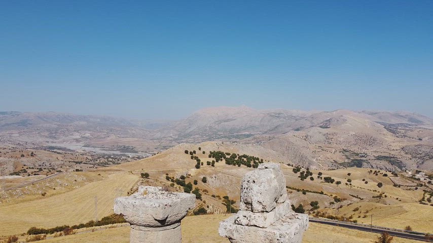 Adıyaman Arsemia Antik Kenti'nde bulunan Kommagene Krallığı dönemine ait tarihi kabartmalı taş sütunun drone ile çekilmiş yakın plan görüntüsü.