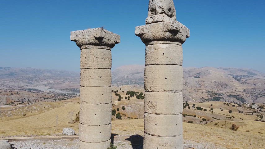 Adıyaman Arsemia Antik Kenti'nde bulunan Kommagene Krallığı dönemine ait tarihi kabartmalı taş sütunun drone ile çekilmiş yakın plan görüntüsü.