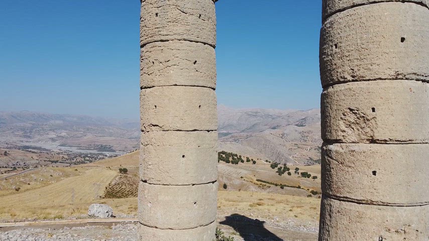 Drone ile çekilen bu görüntü, anıt mezar kompleksinin tarihi dokusunu ve çevresindeki doğal Anadolu manzarasını birlikte sunmaktadır.