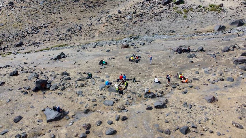 Ağrı Dağı zirve rotasında mola veren trekking grubunun havadan görüntüsü. Kamp alanı ve dağcılık temalı stok video.