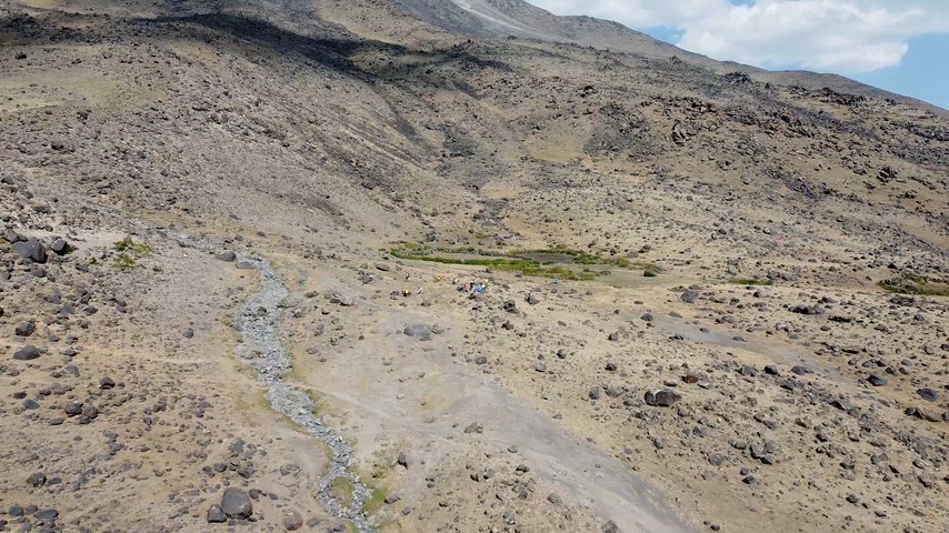 Drone ile çekilmiş Ağrı Dağı kamp alanı görüntüsü. Dağcı ekibi, trekking ve zirve yolculuğu