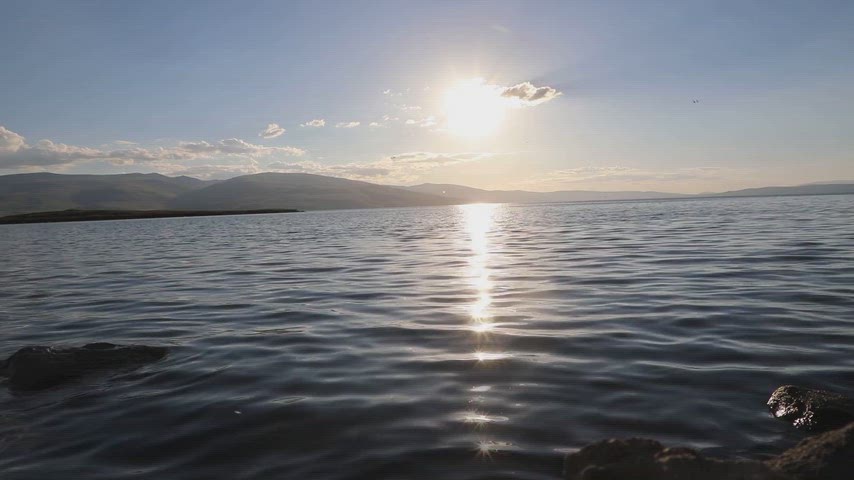 Kura Nehri'nin sakin sularında akşam ışığını gösteren sinematik doğa stok videosu.