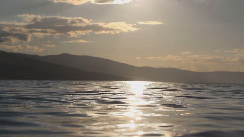 Kura Nehri üzerinde gün batımı ve hafif dalgaları gösteren doğal stok video.