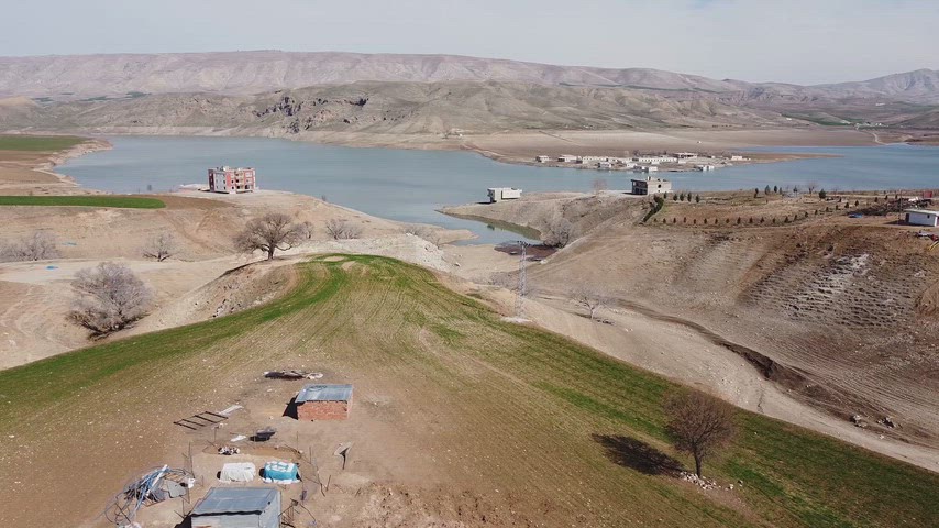 Drone ile Yeşil Tepeler ve Göl Kıyısının Hava Görüntüsü