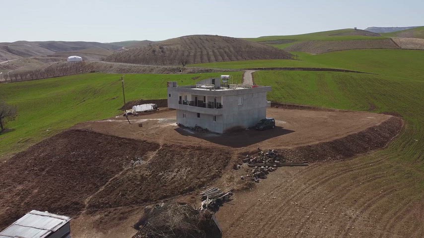 Drone ile Yeşil Tarlaların Ortasındaki İki Katlı Ev Görüntüsü